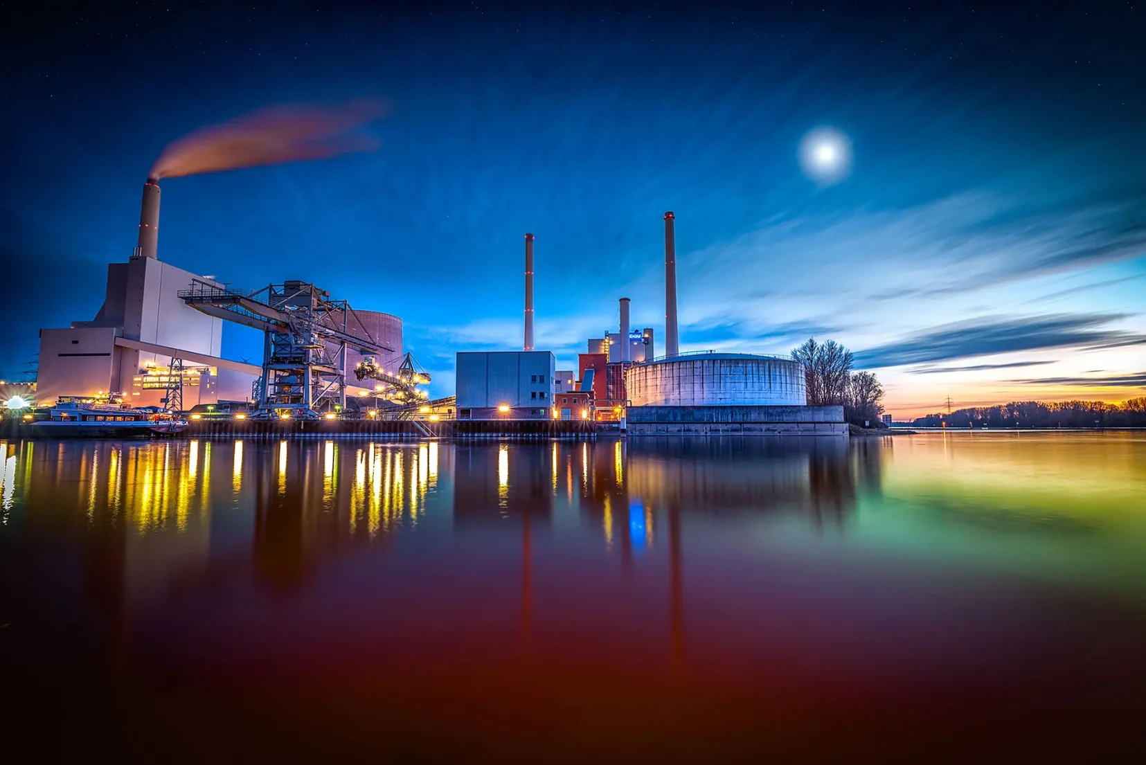 Industrieanlage am Rheinhafen Karlsruhe